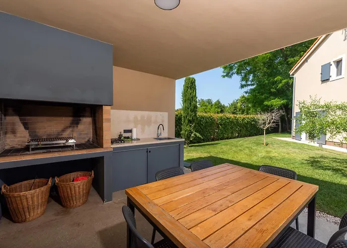 Vila Krostula With Private Pool And Bbq