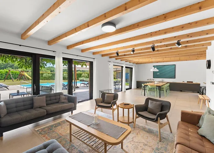 Krostula With Private Pool And Bbq Vila Lasci